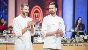 Bei der ersten deutschen Ausgabe von „MasterChef Celebrity“ fällt am heutigen 2. November die Entscheidung. Im Finale der Sky-Kochshow treten Jochen Schropp und Jimi Blue Ochsenknecht gegeneinander an. (Foto: Sky/S. Guiman)