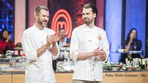 Bei der ersten deutschen Ausgabe von „MasterChef Celebrity“ fällt am heutigen 2. November die Entscheidung. Im Finale der Sky-Kochshow treten Jochen Schropp und Jimi Blue Ochsenknecht gegeneinander an. (Foto: Sky/S. Guiman)