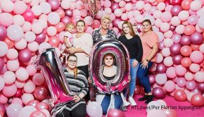 Seit mittlerweile zehn Jahren begleitet RTLzwei die rheinische Familie Wollny. In der Serie „Die Wollnys – Eine schrecklich große Familie“ gewährt der 14-köpfige Kult-Clan den Zuschauern Einblicke in seinen Alltag. Staffel 13 läuft immer mittwochs zur Primetime in Doppelfolgen. (Foto: RTLzwei/Per Florian Appelgren)