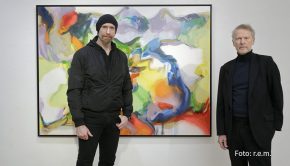 Am Wochenende eröffnete Michael W. Schmalfuss in seiner unweit vom Ku‘Damm gelegenen Berliner Galerie die Ausstellung „H2O“ mit aktuellen Arbeiten 16 verschiedener Künstlerinnen und Künstler. Unter ihnen war auch der Maler Roman Lipski, dessen Bilder im Dialog mit KI-Software entstehen. (Foto: r.e.m.)