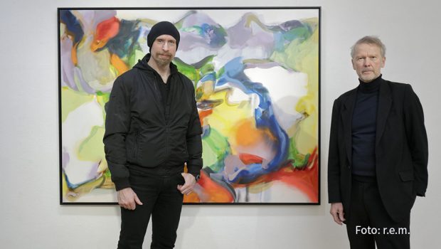 Am Wochenende eröffnete Michael W. Schmalfuss in seiner unweit vom Ku‘Damm gelegenen Berliner Galerie die Ausstellung „H2O“ mit aktuellen Arbeiten 16 verschiedener Künstlerinnen und Künstler. Unter ihnen war auch der Maler Roman Lipski, dessen Bilder im Dialog mit KI-Software entstehen. (Foto: r.e.m.)