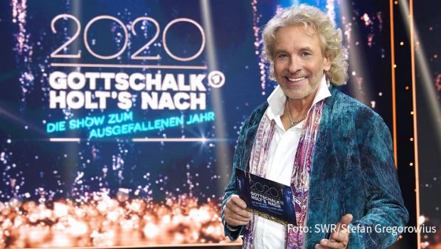 Zum Abschluss eines außergewöhnlichen Jahres lädt Thomas Gottschalk am 21. Dezember zur großen Primetime-Show im Ersten. In „2020 – Gottschalk holt’s nach“ gibt der Entertainer einigen seiner Gäste die Möglichkeit, ausgefallene Events im Studio nachzuholen. Dabei unterstützen ihn zahlreiche Stars. (Foto: SWR/Stefan Gregorowius)