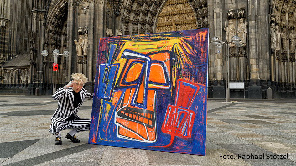 Der Münchener Maler Alexander Höller hat sich intensiv mit Edvard Munchs legendärem „Schrei“ auseinandergesetzt. Das Ergebnis ist Höllers eigener „Stummer Schrei“. Am Kölner Dom stellte er jetzt seine neue Serie der Presse vor und setzte ein Zeichen gegen Vorurteile und Intoleranz.