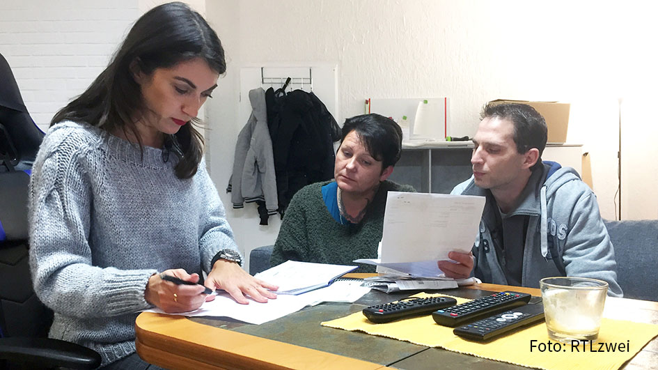 Es geht aufwärts in der fünften Folge des Sozialexperiments „3 Familien – 3 Chancen“, die RTLzwei am heutigen 14. Dezember um 20:15 Uhr ausstrahlt. Die Experten Emitis Pohl und Patrick Grabowski müssen aber nach wie vor viele ernste Gespräche mit den Teilnehmern führen. (Foto: RTLzwei)