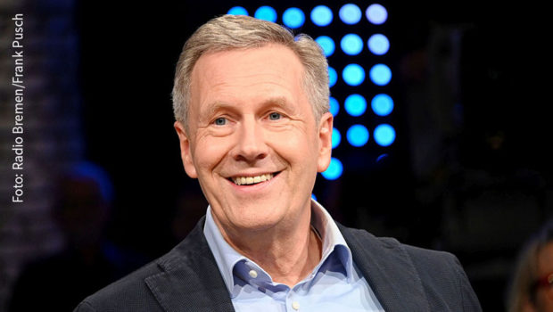 Fußball, Pizza und ab und zu Sushi: In der Sendung zum 45-jährigen Jubiläum von Deutschlands dienstältester Talkshow „3nach9“ sprach der ehemalige Bundespräsident Christian Wulff gestern Abend im Ersten über die Männer-WG mit seinen Söhnen. (Foto: Frank Pusch/Radio Bremen)