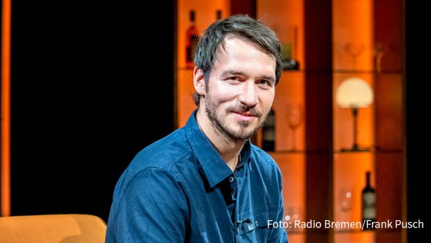 Felix Neureuther ist aus der katholischen Kirche ausgetreten, weil ihn der Umgang mit dem Thema Kindesmissbrauch geärgert hat. Darüber diskutierte der Ex-Skirennläufer mit dem Vatikan-Experten Andreas Englisch und dem Kabarettisten Sebastian Pufpaff in der Radio Bremen-Talkshow „3nach9“. (Foto: Radio Bremen/Frank Pusch)