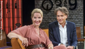 Judith Rakers und Giovanni di Lorenzo laden am Freitagabend im NDR/RB-Fernsehen zu einer neuen Ausgabe von „3nach9“. Nach einer zwischenzeitlichen Verlagerung ins Homeoffice kann die Talkshow nun wieder im Studio in Bremen durchgeführt werden. (Foto: Radio Bremen/Matthias Hornung)