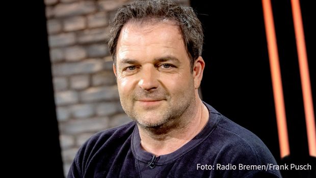 Bei „3nach9“ befasste sich Hundeprofi Martin Rütter gestern u.a. mit den Qualitäten, die ein geeigneter Vierbeiner für Talkshow-Gastgeber Giovanni di Lorenzo haben sollte. Hohe Intelligenz gehört demnach nicht dazu. (Foto: Radio Bremen/Frank Pusch)