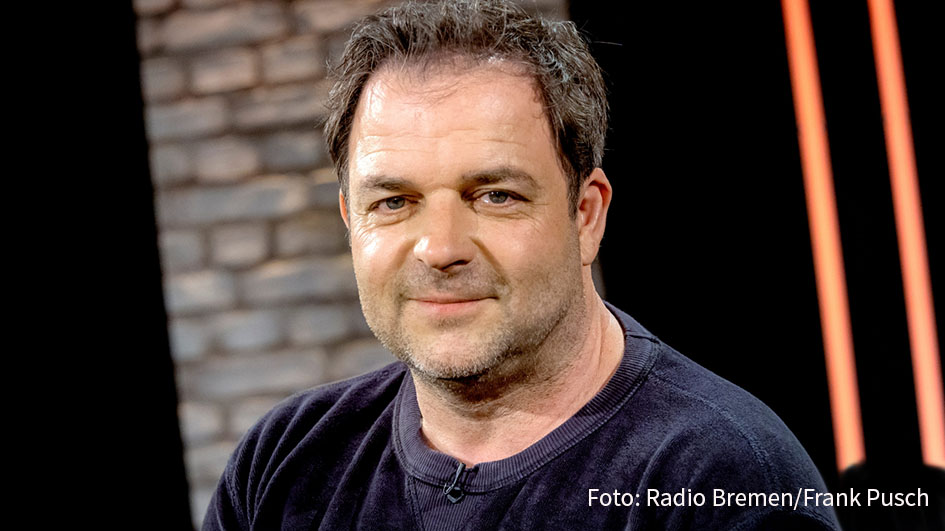 Bei „3nach9“ befasste sich Hundeprofi Martin Rütter gestern u.a. mit den Qualitäten, die ein geeigneter Vierbeiner für Talkshow-Gastgeber Giovanni di Lorenzo haben sollte. Hohe Intelligenz gehört demnach nicht dazu. (Foto: Radio Bremen/Frank Pusch)
