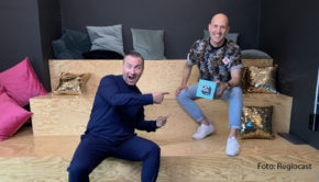 Berliner unter sich: In seinem Podcast „90er Kids“ spricht Oli.P mit Zwei-Sterne-Koch Tim Raue über Erfahrungen aus ihrer Jugendzeit in den 90er Jahren. Abrufbar ist das Audio-Format über 90s90s.de/90er-kids und gängige Plattformen wie Spotify. (Foto: Regiocast)