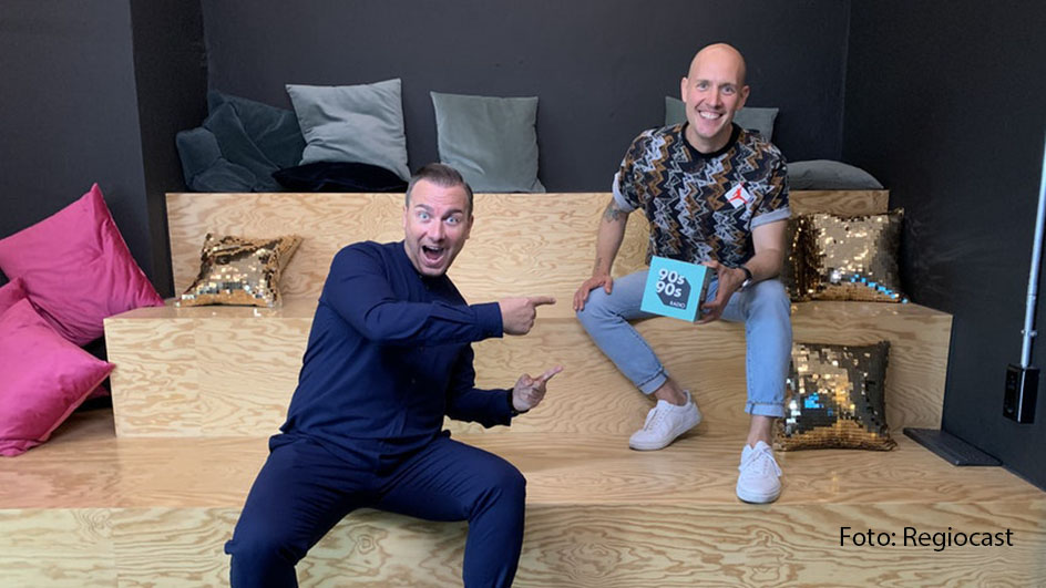 Berliner unter sich: In seinem Podcast „90er Kids“ spricht Oli.P mit Zwei-Sterne-Koch Tim Raue über Erfahrungen aus ihrer Jugendzeit in den 90er Jahren. Abrufbar ist das Audio-Format über 90s90s.de/90er-kids und gängige Plattformen wie Spotify. (Foto: Regiocast)