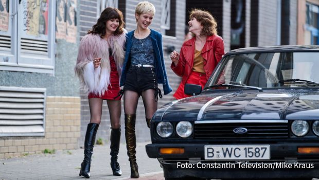 Der Streamingdienst Amazon Prime Video will weiter in deutsche „Originals“ investieren. Nach der Serien-Neuinterpretation vom „Wir Kinder vom Bahnhof Zoo“, die am 19. Februar startet, wurden heute u.a. die neue Fantasy-Romanverfilmung „Der Greif“ und eine Zusammenarbeit mit Bestseller-Autor Sebastian Fitzek angekündigt. (Foto: Constantin Television/Mike Kraus)