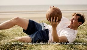 Den Auftakt zur Reihe „SommerKino im Ersten“ macht Anfang Juli das Fußballer-Biopic „Trautmann“ mit David Kross in der Titelrolle. Auch die vielfach preisgekrönten Filme „Green Book“ und „Parasite“ stehen in diesem Jahr auf dem Programm.