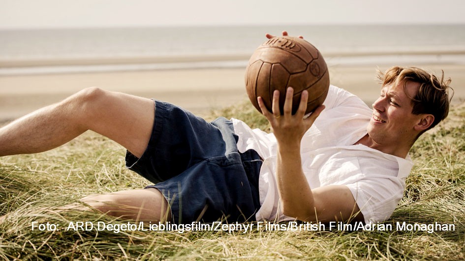 Den Auftakt zur Reihe „SommerKino im Ersten“ macht Anfang Juli das Fußballer-Biopic „Trautmann“ mit David Kross in der Titelrolle. Auch die vielfach preisgekrönten Filme „Green Book“ und „Parasite“ stehen in diesem Jahr auf dem Programm.