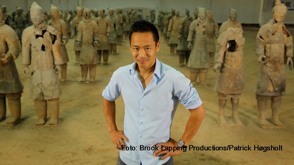 Dem bekannten US-Archäologen Albert Lin widmet National Geographic ab Sonntag eine Sonderprogrammierung mit zahlreichen Dokumentationen. Darin beschäftigt sich der Wissenschaftler u.a. mit dem Geheimnis der legendären chinesischen Terrakotta-Armee. (Foto: Brook Lapping Productions/Patrick Høgsholt)