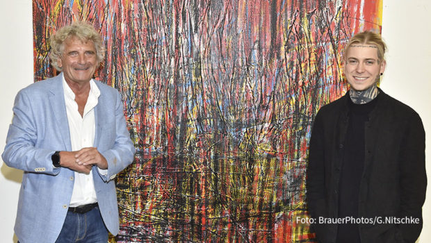 Unter dem Motto „Back in Town“ bat Kunststar Alexander Höller zum Ateliergespräch nach München. Der 24-jährige Maler berichtete von seiner Deutschland-Tour und gab erste Einblicke in zukünftige Kunstkonzepte. (Foto: BrauerPhotos/G.Nitschke)