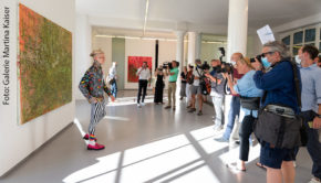 Hochbegabt, exzentrisch, höchst entertaining und zugleich sehr ernsthaft: Alexander Höller eröffnete in Köln seiner Ausstellung „Sturm“ nach Köln. Die Reaktion von Medien und Sammlern war enorm. (Foto: Galerie Martina Kaiser)