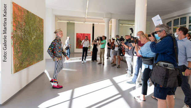 Hochbegabt, exzentrisch, höchst entertaining und zugleich sehr ernsthaft: Alexander Höller eröffnete in Köln seiner Ausstellung „Sturm“ nach Köln. Die Reaktion von Medien und Sammlern war enorm. (Foto: Galerie Martina Kaiser)