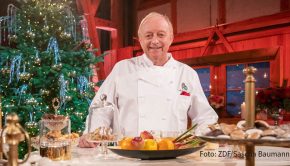 Spitzenkoch Alfons Schuhbeck tritt in diesem Jahr im TV u.a. noch in der ZDF-Heiligabend-Sendung mit Carmen Nebel auf. Bereits an diesem Sonntag ist er im Radio zu Gast bei Peter Maffay in dessen Talkshow auf Radio R.SA. Dabei geht’s u.a. um Schuhbecks Talent als Fußball-Torwart. (Foto: ZDF/Sascha Baumann)