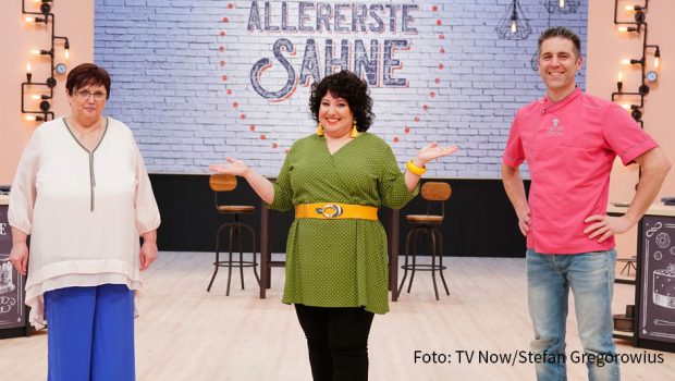 Zum Auftakt ihrer neuen täglichen Backshow „Allererste Sahne“ begrüßt Moderatorin Meltem Kaptan am heutigen 12. April die Kandidatin Uschi als „Bäckerin des Tages“. Als Experte wirkt der Konditormeister und Buchautor Matthias Ludwigs mit.