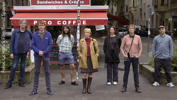 „Alles in bester Ordnung“ beim Team um Natja Brunckhorst. Ihr gleichnamiges Regie-Debüt, das von der Kölner Lichtblick Film produziert wird, ist jetzt im Kasten. (Fotos: Lichtblick Film/Bernd Spauke)