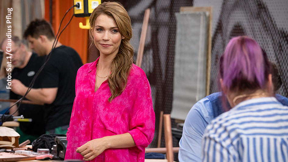 Annett Möller ist Moderatorin der neuen DIY-Show „Mit Nagel und Köpfchen“. Acht Kreativ-Duos müssen in verschiedenen Challenges bei einer dreiköpfigen Fachjury punkten und sich eine Runde weiter werkeln. Los geht’s am Sonntag in Sat.1. (Foto: Sat.1/Claudius Pflug)