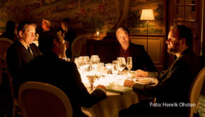 Die 30. Ausgabe des Film Festival Cologne findet ab dem 1. Oktober statt. Zu sehen ist u.a. der neue Film von Thomas Vinterberg, „Another Round“. Der dänische Regisseur und sein Hauptdarsteller Mads Mikkelsen gehören auch zu den Preisträgern des Kölner Festivals. (Foto: Henrick Ohsten)