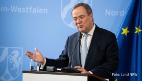 Moderatorin Sandra Maischberger spricht in ihrer ARD-Talkshow am heutigen 17. März über die aktuelle Stimmung in der CDU, die Corona-Impfkampagne und den Profifußball in Zeiten der Pandemie. Zu Gast sind u.a. Armin Laschet, Ilkay Gündogan und Ulrich Wickert. (Foto: Land NRW)