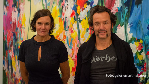 Der belgische Konzeptkünstler Arne Quinze bringt mit seinem „geheimen Garten“ jede Mange Farbe in den Herbst. Zur Vernissage in Martina Kaisers Kölner Galerie kamen u.a. Moderator Marco Schreyl, die Influencerin Novalanalove und das Sammlerehepaar Ingrid und Thomas Jochheim. (Foto: galeriemartinakaiser)
