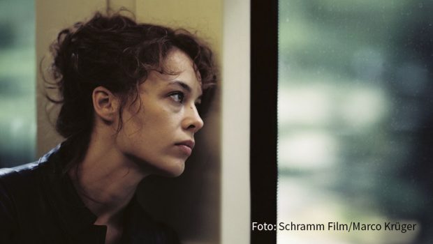 Die Arthouse-Kinocharts des Jahres 2020 sind stark von den coronabedingten Schließungen beeinträchtigt. Zu den wenigen Filmen, die sich trotz eines Starts nach Ausbruch der Pandemie in den Top 20 platzieren konnten, zählt Christian Petzolds „Undine“ mit Paula Beer. (Foto: Schramm Film/Marco Krüger)