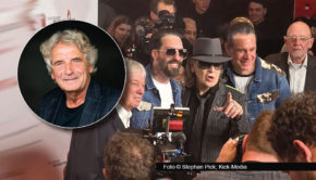 Am Donnerstagabend verlieh die GEMA in Berlin den Deutschen Musikautor*innenpreis. Kick-Media-Vorstandschef Alexander Elbertzhagen war vor Ort und freute sich mit den Preisträgerinnen und Preisträgern – und mit dem Team der Kick-Media-Firma Position Public Relations, die sich um die Medienarbeit zu diesem höchst glanzvollen Event kümmerte. Einer der vielen besonderen Momente des Abends war zweifellos der Auftritt von Altmeister Udo Lindenberg (im Hintergrund der hier abgebildeten Szene hat Position-Mitarbeiter Axel Terporten mit strengem Blick alles im Griff). Heute Abend drückt Elbertzhagen die Daumen für den deutschen ESC-Vorentscheid. Und er hat eine klare Favoritin. (Foto © Kick-Media)