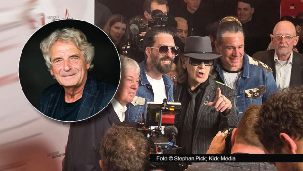 Am Donnerstagabend verlieh die GEMA in Berlin den Deutschen Musikautor*innenpreis. Kick-Media-Vorstandschef Alexander Elbertzhagen war vor Ort und freute sich mit den Preisträgerinnen und Preisträgern – und mit dem Team der Kick-Media-Firma Position Public Relations, die sich um die Medienarbeit zu diesem höchst glanzvollen Event kümmerte. Einer der vielen besonderen Momente des Abends war zweifellos der Auftritt von Altmeister Udo Lindenberg (im Hintergrund der hier abgebildeten Szene hat Position-Mitarbeiter Axel Terporten mit strengem Blick alles im Griff). Heute Abend drückt Elbertzhagen die Daumen für den deutschen ESC-Vorentscheid. Und er hat eine klare Favoritin. (Foto © Kick-Media)