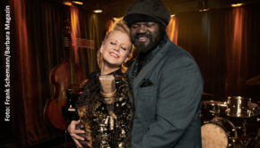 Der Mann mit der Mütze ist vor allem auch ein Mann mit einer großartigen Stimme: Gregory Porter war jetzt bei Barbara Schöneberger zu Gast. Im Interview für deren bei Gruner + Jahr erscheinenden Zeitschrift „BARBARA“ spricht er u.a. über seine große Liebe und die Folgen russischen Aberglaubens. (Foto: Frank Schemann/Barbara Magazin)
