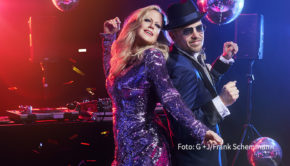 In der „BARBARA”-Redaktion knallen heute (natürlich Corona-konform!) die Sektkorken: Das Personality-Magazin von und mit Barbara Schöneberger wird fünf Jahre alt. Passend dazu erscheint an diesem Donnerstag die runde Heftnummer 50. Darin dreht sich alles um das Thema „Wenn alles schläft“. Und es gibt ein erhellendes Interview mit Jan Delay. (Foto: Gruner + Jahr/Frank Schemmann)