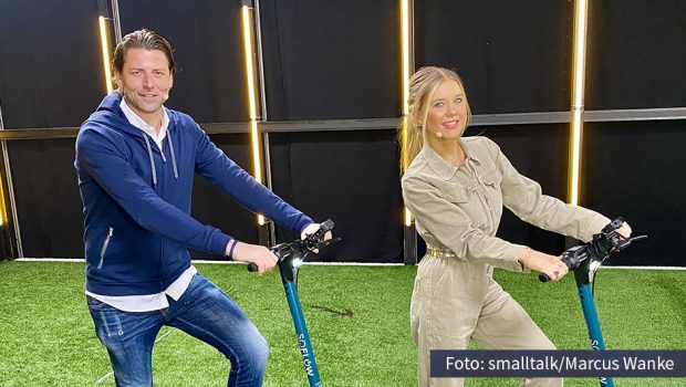 Moderatorin und Autorin Laura Karasek stellt sich der „1 gegen 1“-Situation mit einem Sport-Profi: In der gleichnamigen Spielshow für die Internet-Videoplattform von Borussia Dortmund tritt sie gegen den ehemaligen Torwart Roman Weidenfeller an.