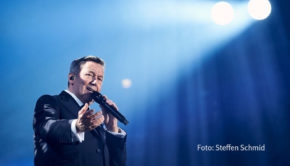 Die Waldbühne in Berlin wird ab heute wieder mit Konzerten bespielt. Den Auftakt in der Freiluft-Arena, die nur knapp zu einem Viertel ausgelastet werden darf, macht Schlagerstar Roland Kaiser. (Foto: Steffen Schmid)