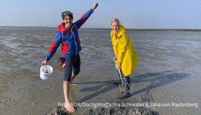Ab heute geht die beliebte Inselreportagen-Reihe mit Judith Rakers im NDR Fernsehen weiter. Auf Baltrum bekommt die Moderatorin beim Ausflug ins Watt prominente Unterstützung von Comedian Matze Knop. (Foto: NDR/Doclights/Carina Schneider & Jana von Rautenberg)