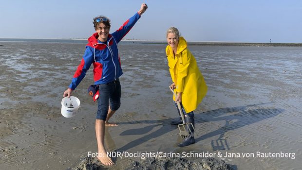Ab heute geht die beliebte Inselreportagen-Reihe mit Judith Rakers im NDR Fernsehen weiter. Auf Baltrum bekommt die Moderatorin beim Ausflug ins Watt prominente Unterstützung von Comedian Matze Knop. (Foto: NDR/Doclights/Carina Schneider & Jana von Rautenberg)