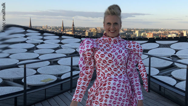 In bewährter Manier präsentiert Moderatorin Barbara Schöneberger auch in diesem Jahr einen deutschen ESC-Abend im Ersten – auch wenn es den eigentlichen Eurovision Song Contest am Samstag in Rotterdam gar nicht gibt. (Foto: smalltalk)