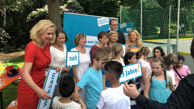 Barbara Schöneberger beim 25. Geburtstag der Deutschen Kinder- und Jugendstiftung. (Foto: smalltalk)