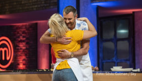 Die Sky One-Kochshow „MasterChef Celebrity“ geht am heutigen 21. September in die vierte Runde. Dabei dreht sich alles um die afrikanische Küche – auch für das „Dreamteam“ Beatrice Egli und Jochen Schropp. (Foto: Silviu Guiman / Sky)
