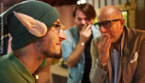 Designer Thomas Rath ist am morgigen Donnerstag als Experte zu Gast in der ProSieben-Show „Beauty & The Nerd“, um den Kandidaten einen neuen Look zu verpassen. Fest steht: Elfenohren, Karohemden und Tennissocken in Sandalen haben dann ausgedient. (Foto: obs/ProSieben/Arne Weychardt)