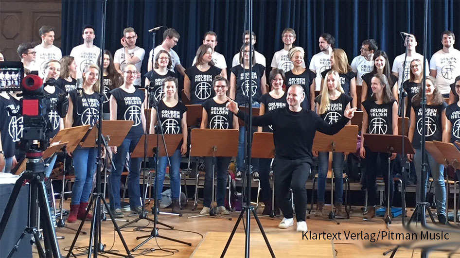Beethoven 2020: Gemeinsam mit Techno-DJ Moguai, dem Jungen Chor NRW und dem Wiener Produzenten Phil Speiser realisierte der frühere „Bravo“-Chef Claus-Dieter Grabner mehrere Adaptionen der „Ode an die Freude“. (Foto: Klartext Verlag/Pitman Music)