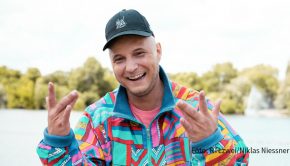 Seit der ersten Staffel gehört Marcel Maurice Neue als „Krätze“ zur Besetzung „Berlin – Tag & Nacht“. Ihm ist auch „Du bist geil, weil...“, das jetzt erschienene Ausfüllbuch zu der RTLzwei-Serie, gewidmet. (Foto: RTLzwei/Niklas Niessner)
