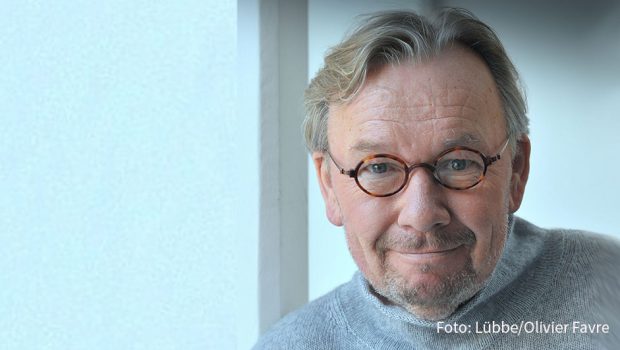 Für den Kölner Entertainer Bernd Stelter beginnen heute die wilden Sechziger. Die Gelegenheit für einen kurzen Rückblick auf eine besondere Karriere, die noch lange nicht zu Ende ist. Gerade erst erschien Stelters dritter Holland-Krimi und landete auf der „Spiegel“-Bestsellerliste.