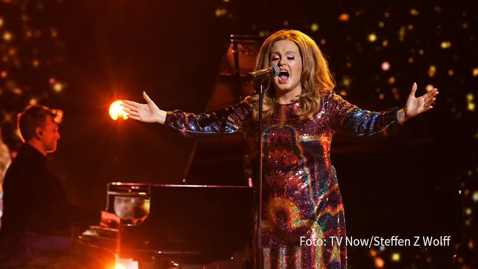 Bei „Big Performance“ fällt am morgigen 3. Oktober die Entscheidung. RTL zeigt das Finale der musikalischen Rateshow, in dem „Adele“ gegen „Mick Jagger“ und „Tom Jones“ antritt. (Foto: TV Now/Steffen Z Wolff)