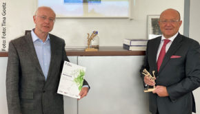 Zum zweiten Mal gibt’s das Axia-Gütesiegel für Bionorica. In Neumarkt in der Oberpfalz nahm Firmen-Chef Prof. Dr. Michael A. Popp den Preis aus der Hand von Martin Thiermann, Partner Audit Industry bei Deloitte in Nürnberg, entgegen. (Foto: Tina Goetz)