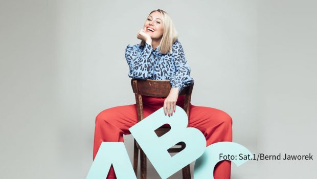 Auch im Februar lädt Ruth Moschner an jedem Wochentag zu zwei Stunden „Buchstaben Battle“ in Sat.1. In der heutigen Doppelfolge der Quizshow sind u.a. Ingolf Lück, Annett Möller und Sonya Kraus als prominente Unterstützer der Kandidaten mit dabei. (Foto: Sat.1/Bernd Jaworek)