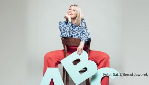 Moderatorin Ruth Moschner läutet heute eine weitere „Buchstaben Battle“-Woche in Sat.1 ein. Zum Auftakt wirken Bernd Stelter, Enie van de Meiklokjes, Matze Knop und Janine Kunze als prominente Gäste mit. (Foto: Sat.1/Bernd Jaworek)