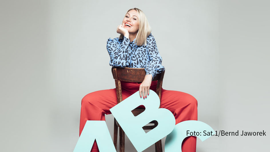 Moderatorin Ruth Moschner läutet heute eine weitere „Buchstaben Battle“-Woche in Sat.1 ein. Zum Auftakt wirken Bernd Stelter, Enie van de Meiklokjes, Matze Knop und Janine Kunze als prominente Gäste mit. (Foto: Sat.1/Bernd Jaworek)
